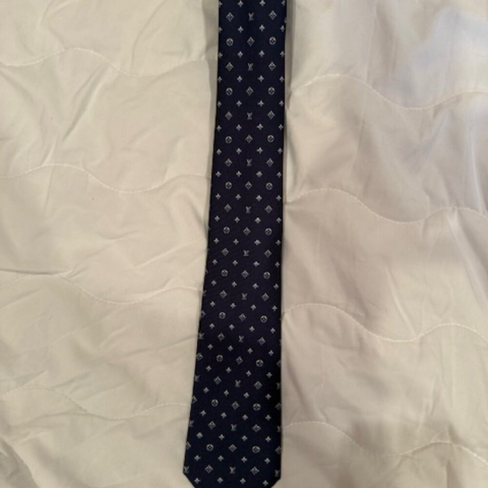LOUIS VUITTON MENS NAVY BLUE NECKTIE - Picture 2 of 3